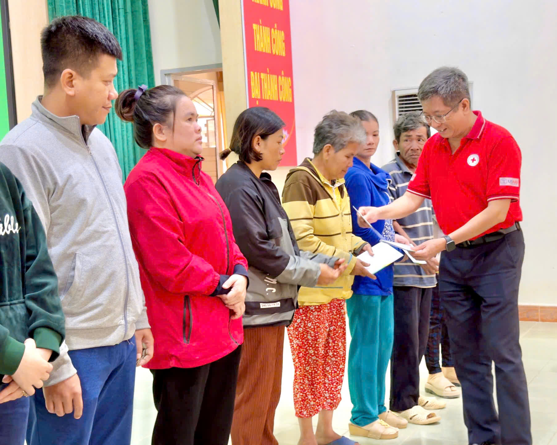 Trao 87 suất quà hỗ trợ người dân xã Diên Khánh bị ảnh hưởng bởi lũ lụt